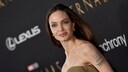 Angelina Jolie mit Kinn-Schmuck