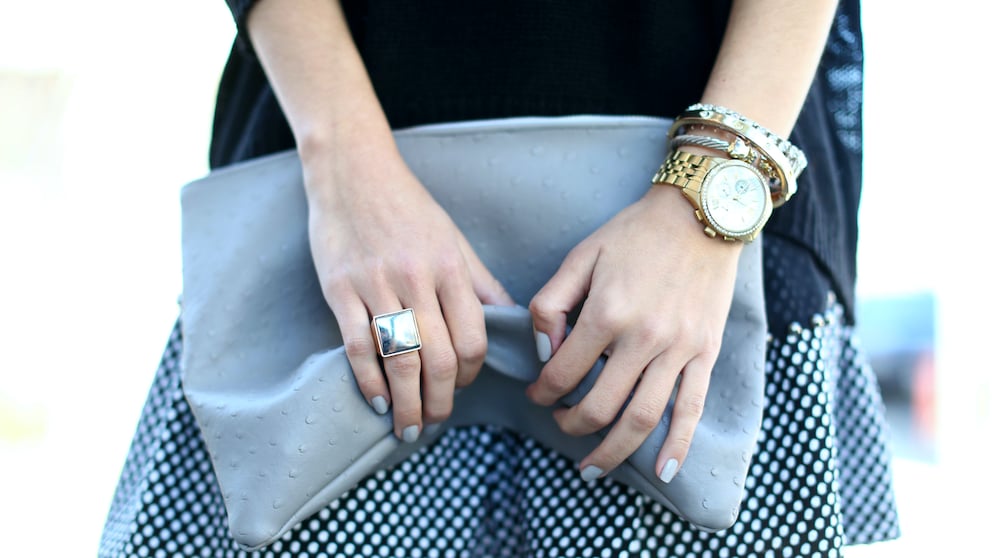 Frau mit Uhr und Schmuck
