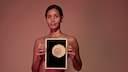 Frau mit Schild vor der Brust