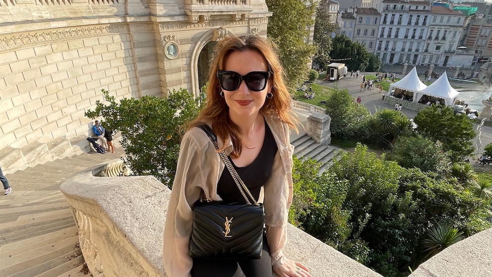 Frau mit Designer-Handtasche