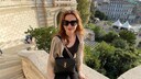 Frau mit Designer-Handtasche