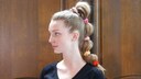 Frau mit Bubble Ponytail