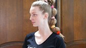 Frau mit Bubble Ponytail