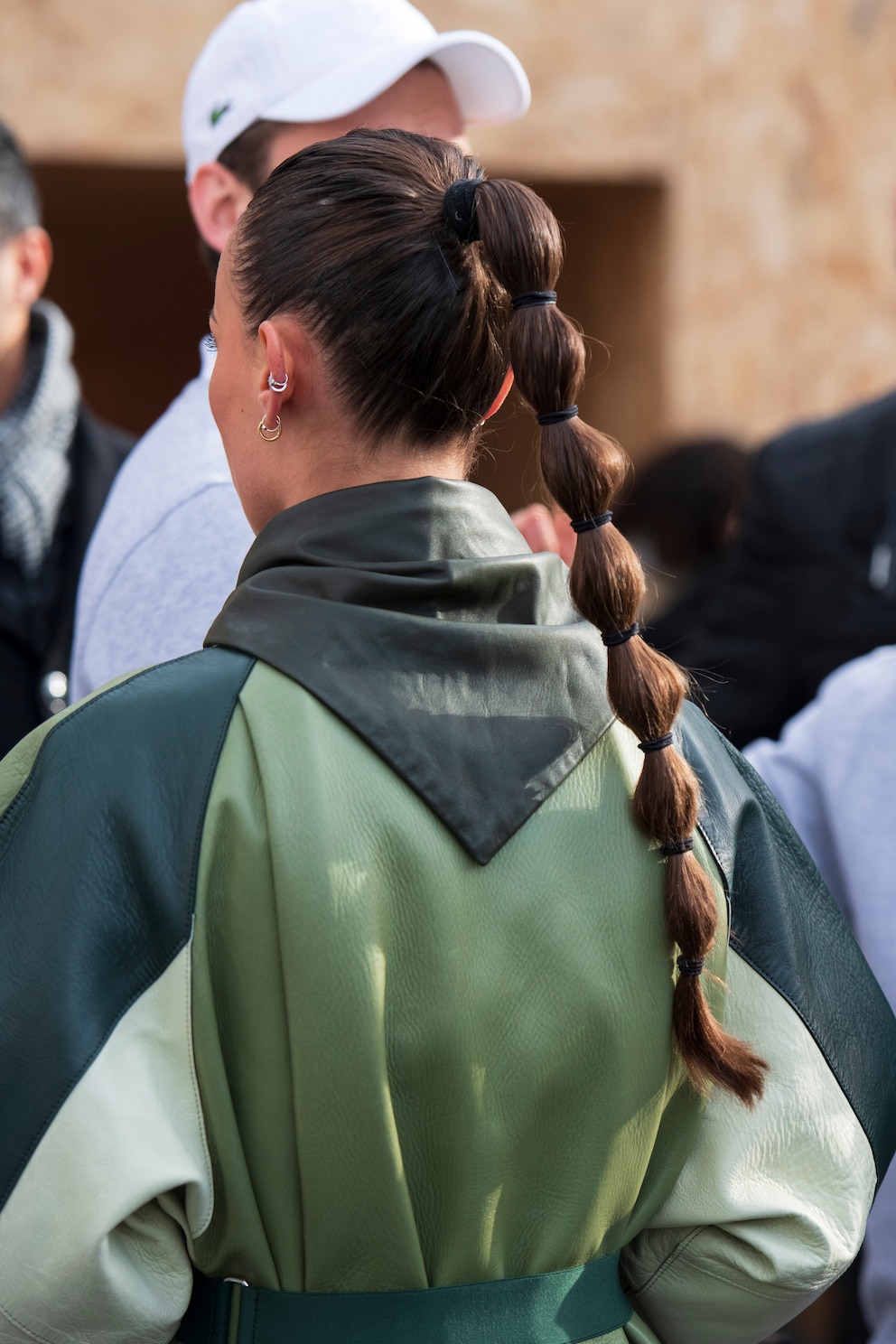 Frau mit Bubble Ponytail