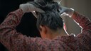 Frau färbt sich die Haare