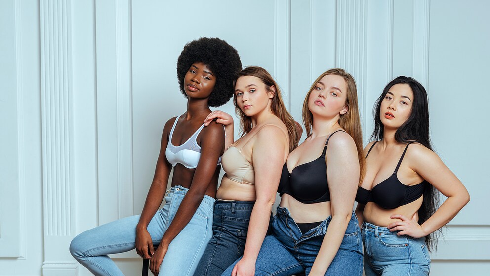 Frauen mit unterschiedlichen BHs
