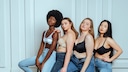Frauen mit unterschiedlichen BHs