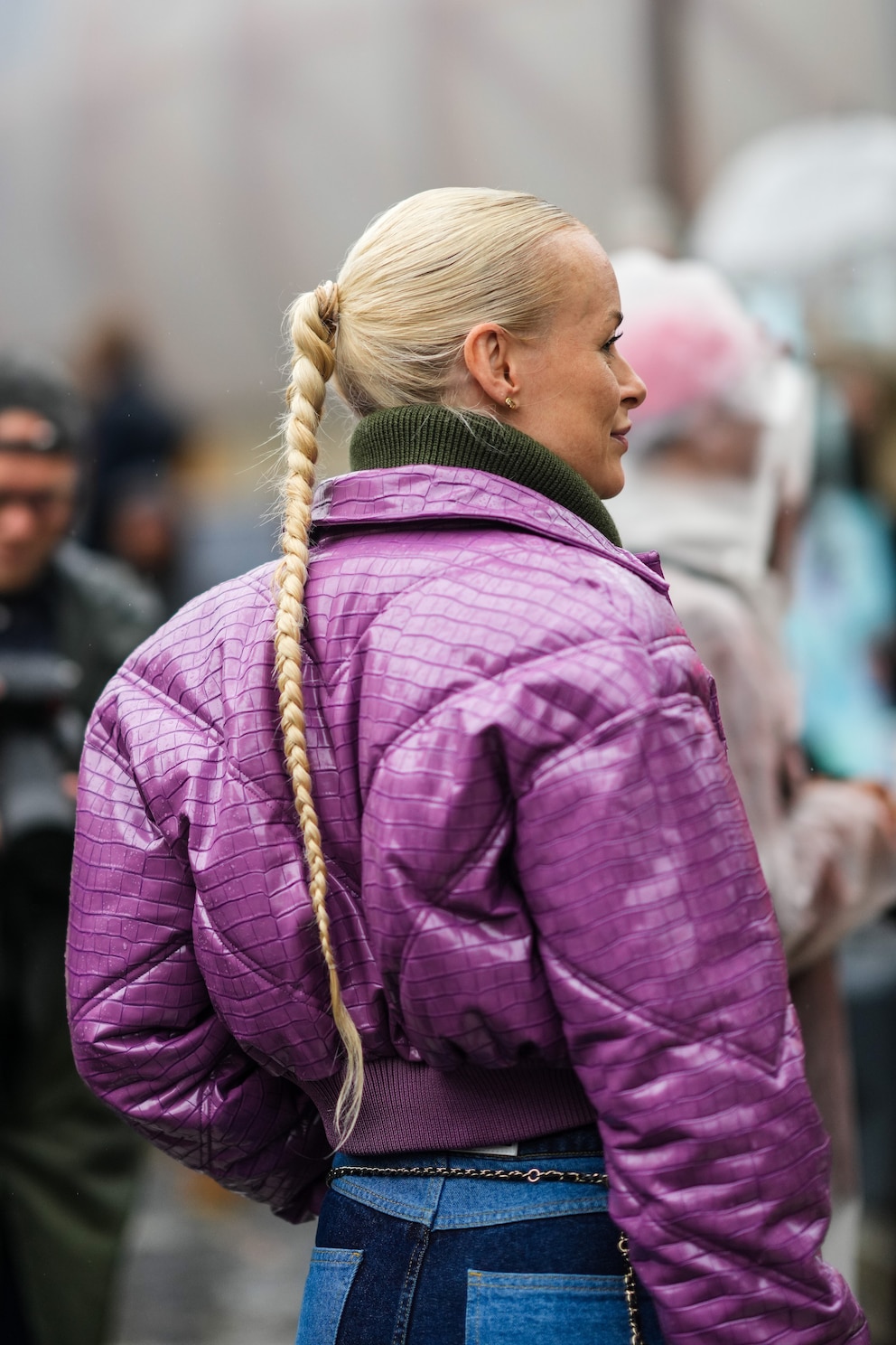 Frau mit geflochtenem Pferdeschwanz