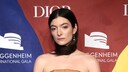 Lorde mit Haar-Schal