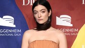 Lorde mit Haar-Schal