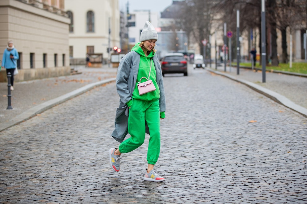 Frau in Jogginganzug