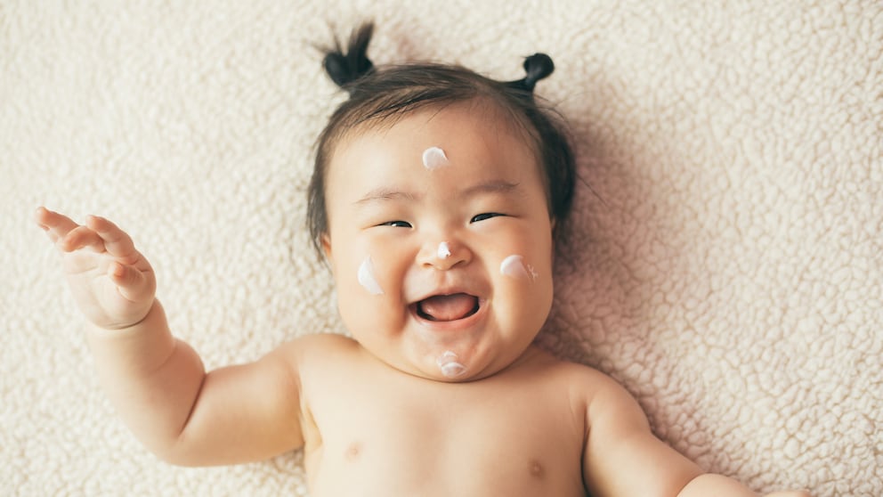 Baby mit Creme im Gesicht