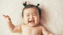 Baby mit Creme im Gesicht