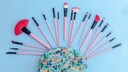 Make-up-Pinsel liegend über einer Beauty Bag