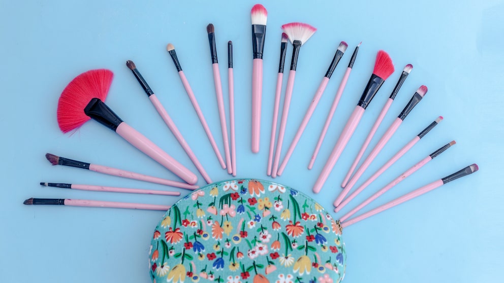 Make-up-Pinsel liegend über einer Beauty Bag