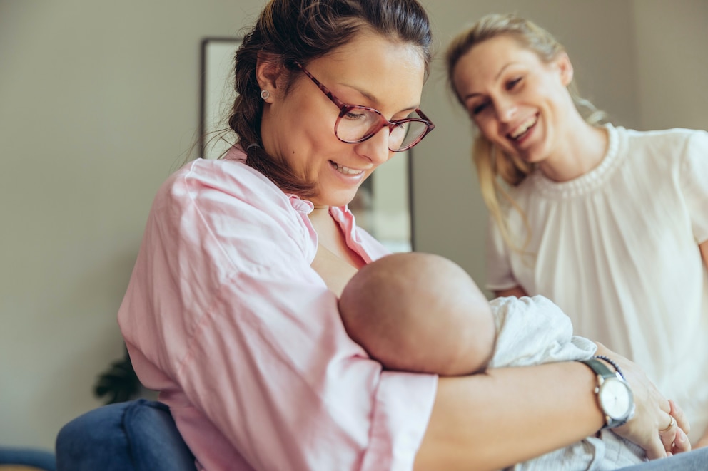 Frau mit Baby und Hebamme