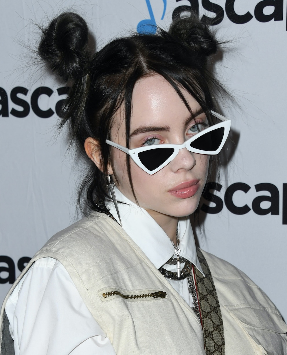 Billie Eilish mit braunen Haaren