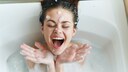 Frau in Badewanne