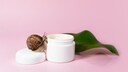 Schnecke an einem Tiegel Creme
