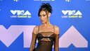 Bella Hadid im Y2K-Style bei den VMAs