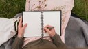 Frau mit Notizbuch von oben