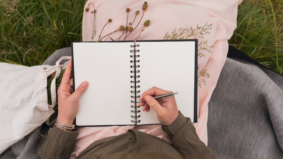 Frau mit Notizbuch von oben