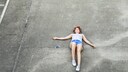 Frau, die neben ihrem Handy liegt