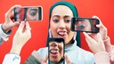 Geschminkte Frau, die mit Handys abfotografiert wird