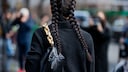 Frau mit Dutch Braids