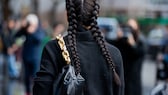 Frau mit Dutch Braids