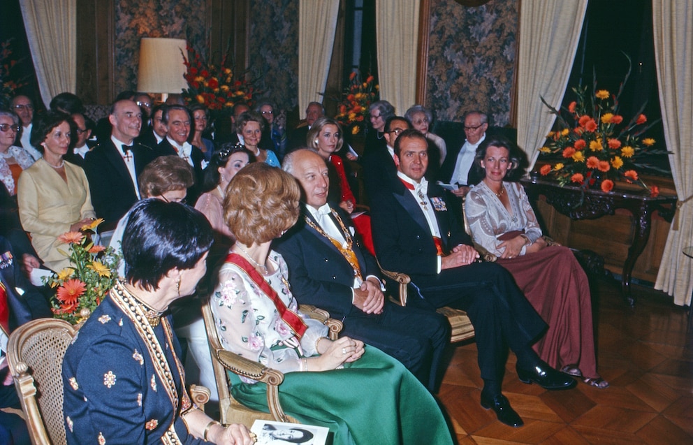 Königin Sofia neben Walther Scheel 1977