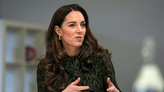 Herzogin Kate mit goldenen Ohrringen