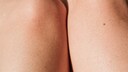 Nackte Knie im Close-up