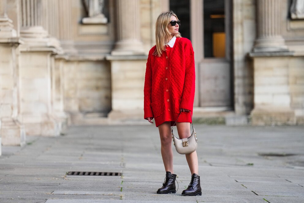 Frau in Preppy Cardigan