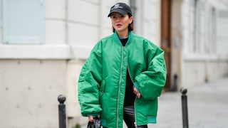 Frau in grüner jacke
