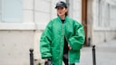Frau in grüner jacke