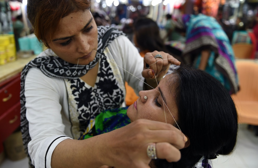 Augenbrauen zupfen in Pakistan