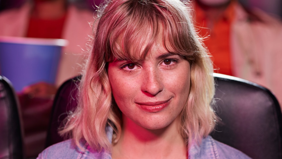 Junge Frau mit kurzen blonden Haaren