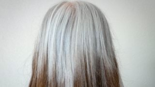 Frau mit grauen Haaren von hinten