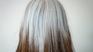 Frau mit grauen Haaren von hinten