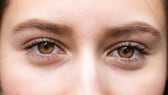Frau mit geschminkten Augenbrauen