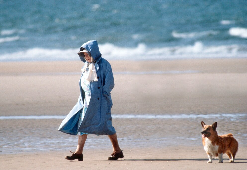 Queen Elizabeth am Strand