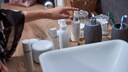 Frau mit Kosmetik-Produkten