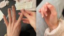 Frau klebt sich Nagelfolie auf