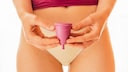 Frau mit Menstruationstasse