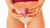 Frau mit Menstruationstasse