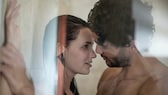 Frau und Mann beim Sex unter der Dusche