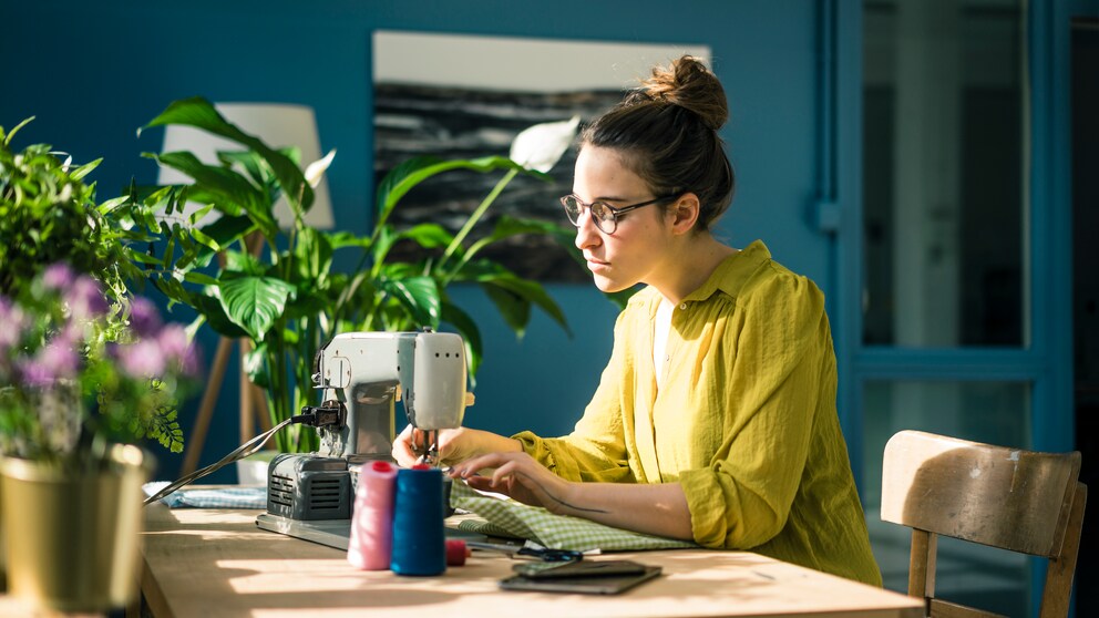 Designerin arbeitet an einer Nähmaschine