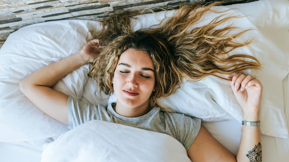 Schlafende Frau im Bett