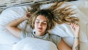 Schlafende Frau im Bett